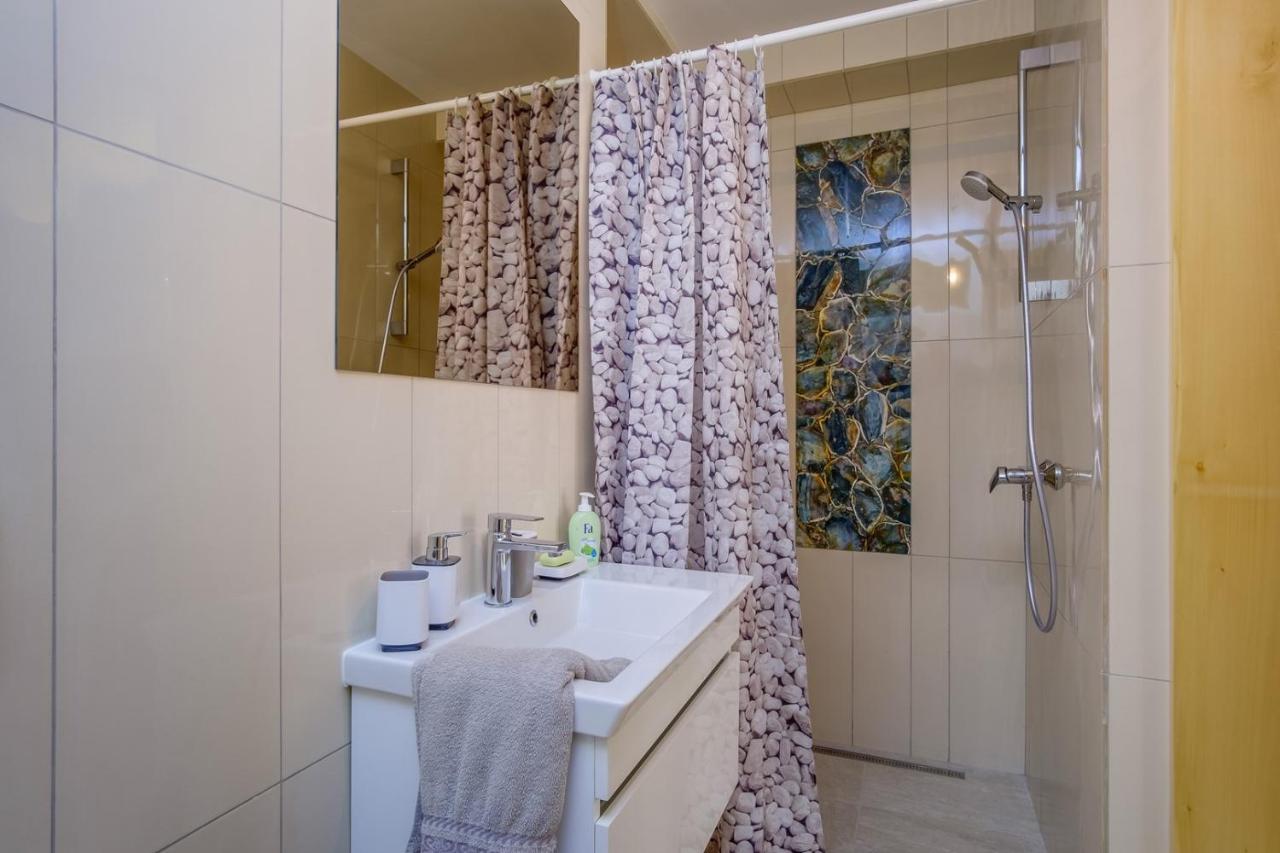 מאלי לוסיניי Elegant Apartment Iris מראה חיצוני תמונה
